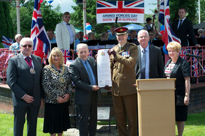 Cllr Cooney and Lt Col Richard Jordan signing the covenant