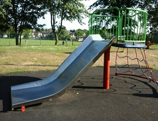 Multi-play unit, Wide slide with rope ladder situated on wetpour